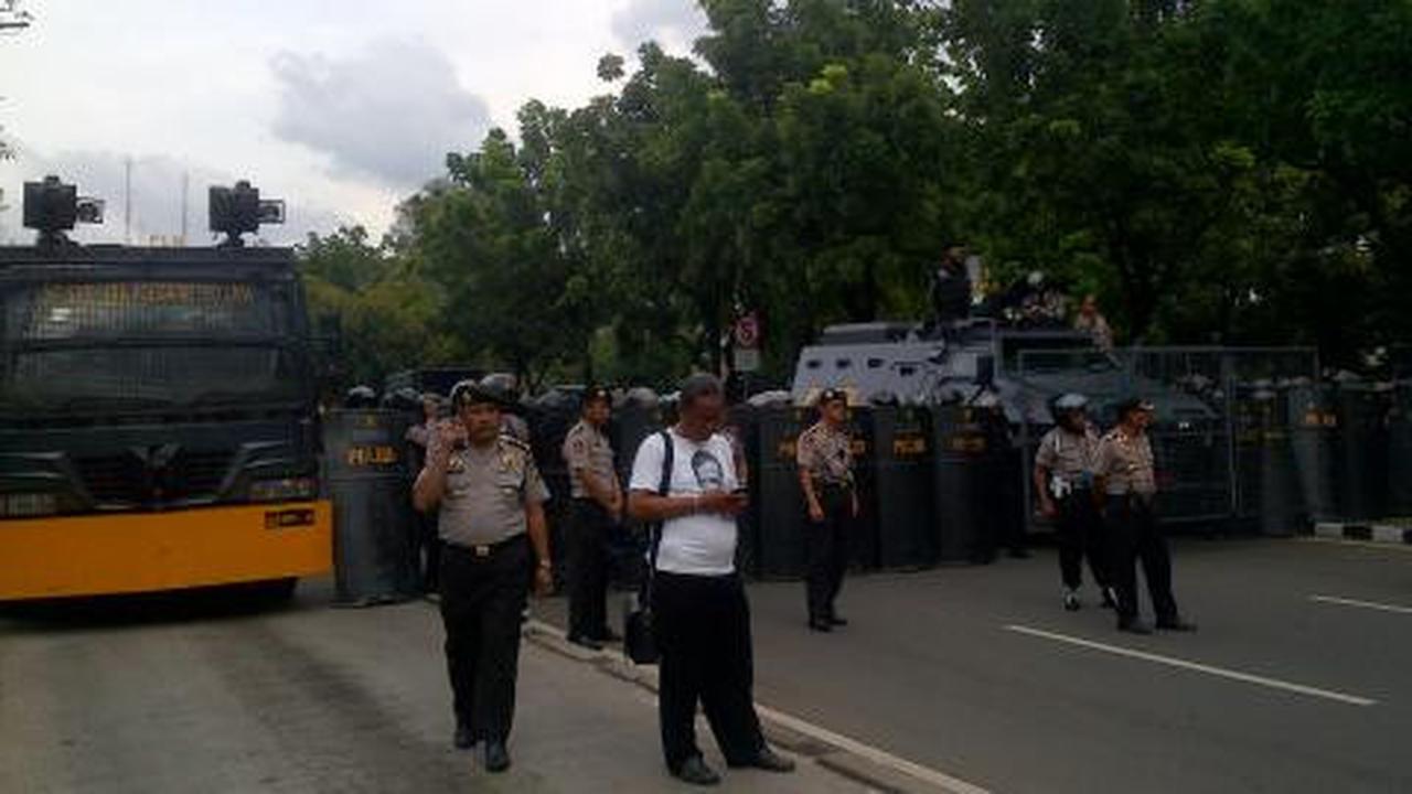 Massa FPI dan polisi hadap-hadapan di depan Kedubes AS