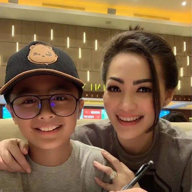 6 Potret Kebersamaan Christy Jusung dan Sang Putra, Penuh Kehangatan