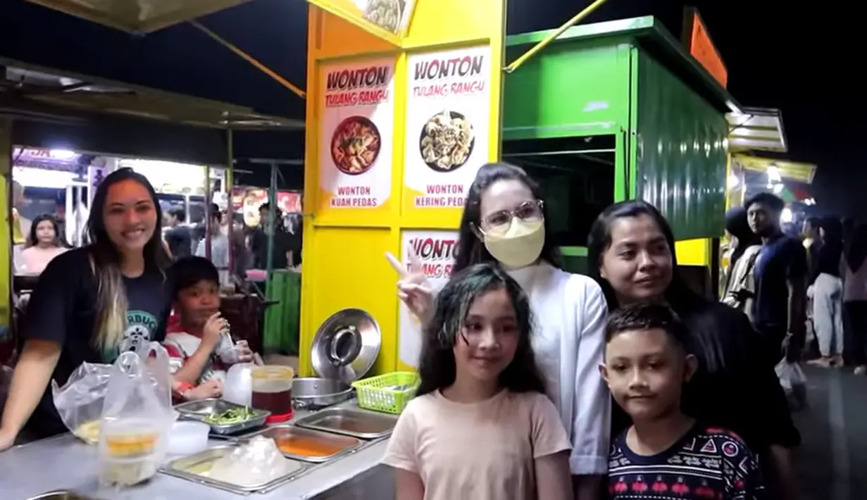 Seperti belum lama ini, Arumi mengajak dua anak dan ART di rumahnya mengunjungi pasar malam. Selain berburu kuliner, juga membeli maian, sendal hingga daster. Berikut beberapa potretnya yang diambil dari kanal Youtube-nya, Arumi Bachsin. [Youtube/Arumi Bachsin]