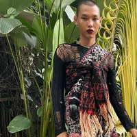 Rasa Wastra Indonesia mengkreasikan padupadan wastra Batik Tulis Lasem dan Tenun Sabu. Rasa Wastra Indonesia didirkan untuk melestarikan wastra Indonesia. (Foto: Official Instagram Rasa Wastra Indonesia/@rasawastraindonesia)