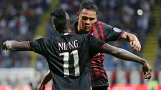 Penyerang AC Milan, Mbaye Niang melakukan selebrasi bersama rekannya Carlos Bacca usai mencetak gol kegawang Lazio pada lanjutan liga Italia di stadion San Siro, Milan, Italia, (21/9). AC Milan menang atas Lazio dengan skor 2-0. (REUTERS/Max Rossi)