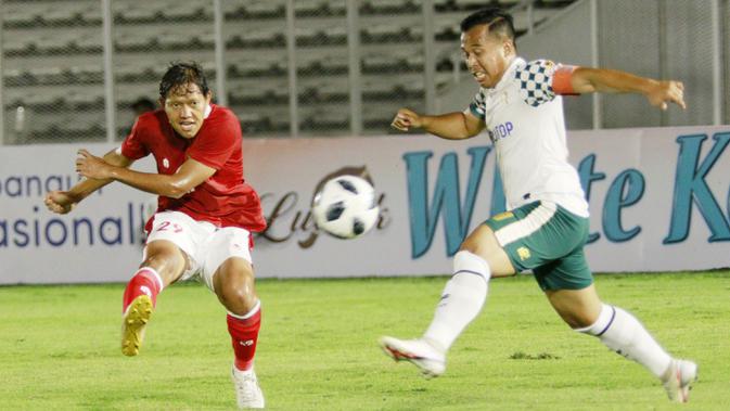 Gelandang Timnas Indonesia  U-23, Adam Alis berusaha menjebol gawang Tira Persikabo. (Foto: Bola.com/M. Iqbal Ichsan)