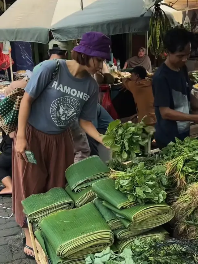 Indah Permatasari Tampil Sederhana