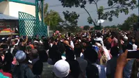 Ribuan warga mengantarkan jenazah Wali Kota Pekalongan, Achmad Alf Arslan Djunaid, dari rumah duka menuju ke pemakaman. (Liputan6.com/Fajar Eko Nugroho)