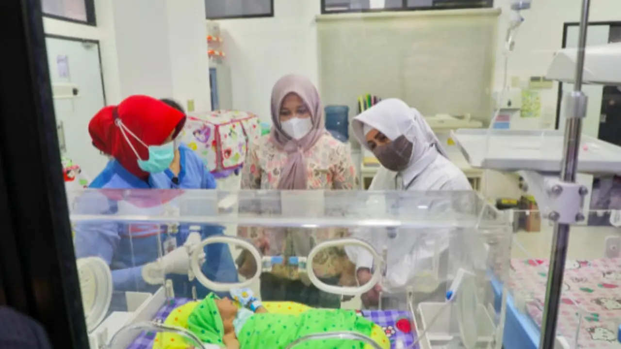 Wakil Wali Kota Makassar, Fatmawati Rusdi dan Ketua TP PKK Kota Makassar, Indira Yusuf Ismail kunjungi bayi yang ditemukan di Baji Minasa (Liputan6.com)