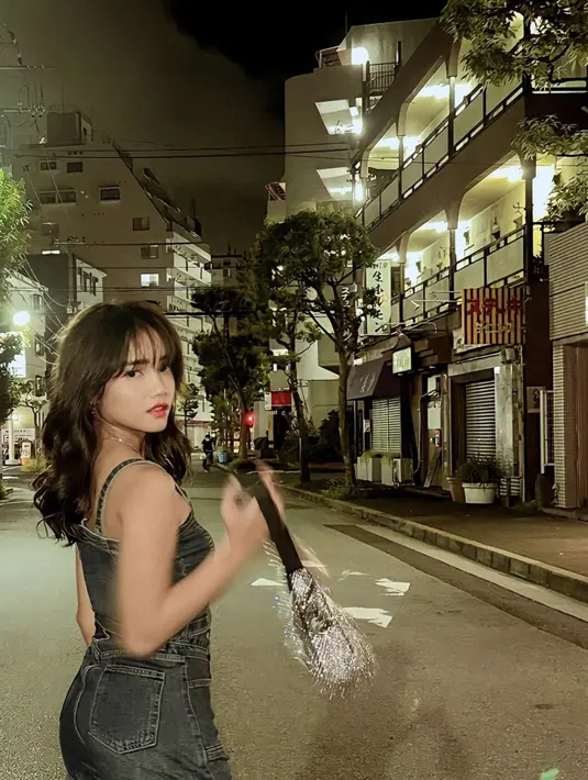 Denim menjadi fashion item Fuji yang membuat gayanya semakin kekinian. [Foto: Instagram/ Fujian]