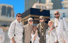 7 Potret Kekompakan Revalina S. Temat dan Keluarga Saat Umrah ke Tanah Suci, Suami dan Anak-Anak Kompak Botak