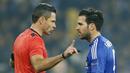 Pemain Chelsea, Cesc Fabregas, berbicara dengan wasit Damir Skomina dalam lanjutan Grup G Liga Champions di Stadion Olympic, Kiev, Ukraina, Rabu (21/10/2015) dini hari WIB. (Action Images via Reuters/John Sibley)