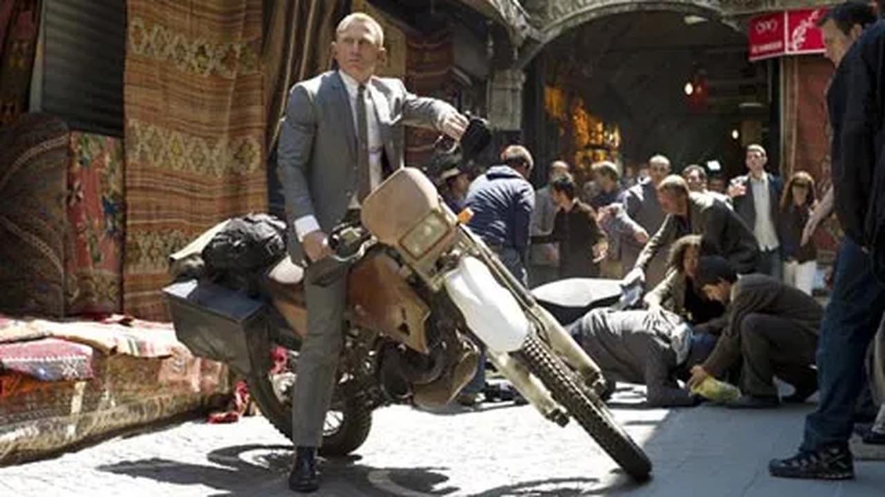 Tak hanya digarap secara apik filmnya, SKYFALL juga punya soundtrack menawan. (blog.bookmyshow.com)