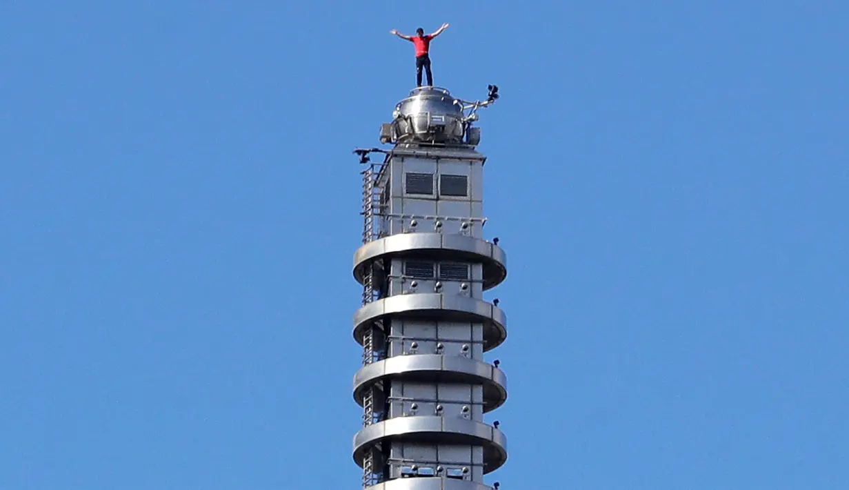 Atlet panjat tebing 'free solo' sal Amerika, Alex Honnold melakukan selebrasi setelah menyelesaikan aksinya memanjat gedung Taipei 101 tanpa tali pengaman di Taipei, Minggu (25/01/2026). (AP Photo/Chiang Ying-ying)