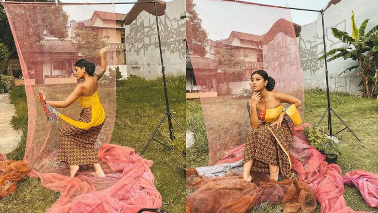 Gaya Pemotretan Awkarin Pakai Kain Jarik