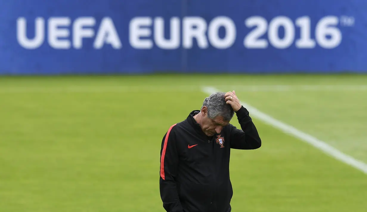 Ekspresi Pelatih Portual, Fernando Santos saat memimpin latihan timnya di Marcoussis, outskirts,  Paris, (5/7/ 2016), Portugal akan menghadapi Wales pada semifinal Piala Eropa 2016. (AFP/Francisco Leong)
