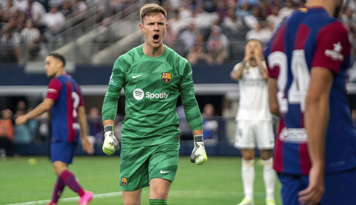 Selebrasi kiper Barcelona, Marc-Andre ter Stegen setelah mampu mementahkan peluang Real Madrid  pada laga pramusim Soccer Champions Tour 2023 di AT&T Stadium, Arlington, Texas, Minggu (30/7/2023) dini hari WIB. (AP Photo/Jeffrey McWhorter)