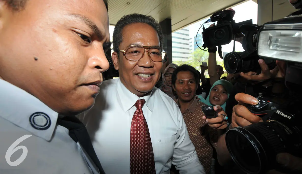 Kabareskrim Mabes Polri, Komjen Pol Anang Iskandar saat ditanya sejumlah wartawan di KPK, Jakarta, Kamis (5/11/15). Anang tiba pukul 12.03 WIB,  dia tidak berkomentar banyak soal kedatangannya ke KPK. (Liputan6.com/Helmi Afandi)