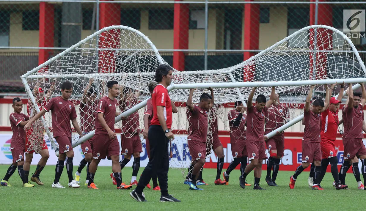 Pemain Persija memindahkan gawang saat latihan resmi jelang laga lanjutan Go-Jek Liga 1 Indonesia 2018 bersama Bukalapak di Lapangan PTIK, Jakarta, Jumat (29/6). Persija akan menjamu Persib pada Sabtu (30/6). (Liputan6.com/Helmi Fithriansyah)