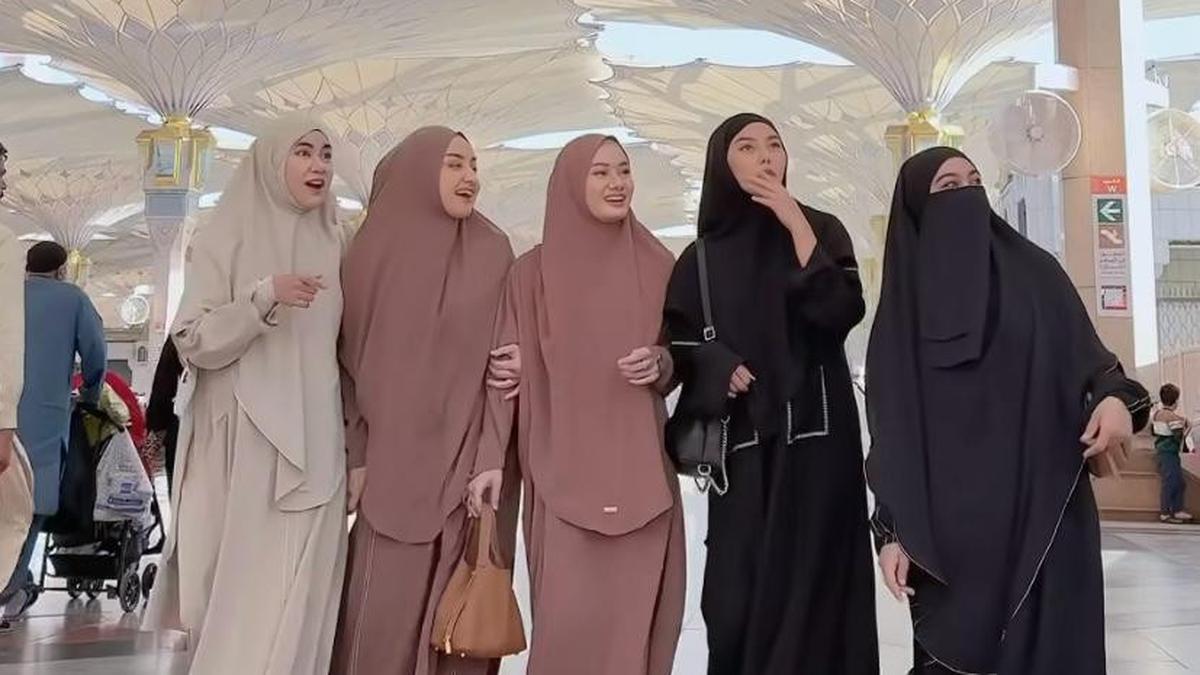 Gaya Kompak Dinda Hauw, Annisa Rahma, dan Dara Arafah Kenakan Abaya saat Umrah