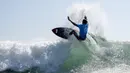 Atlet yang memiliki darah Jepang ini tampil impresif dengan mengemas total 11,53 poin dan berhak menempati posisi kedua di bawah peselancar unggulan asal Amerika Serikat John Florence yang mengumpulkan 2,77 poin. (Foto:AP/Olivier Morin,Pool)