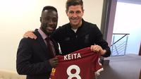 Naby Keita menerima jersey nomor punggung 8 Liverpool dari Steven Gerrard. (doc. Liverpool FC)
