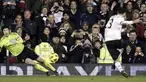 Kiper Chelsea Petr Cech (kiri) menyelamatkan gawang dari kebobolan terhadap penalti Clint Dempsey ketika melawat ke kandang Fulham pada partai Liga Premier di Craven Cottage, 14 Februari 2011. AFP PHOTO/IAN KINGTON