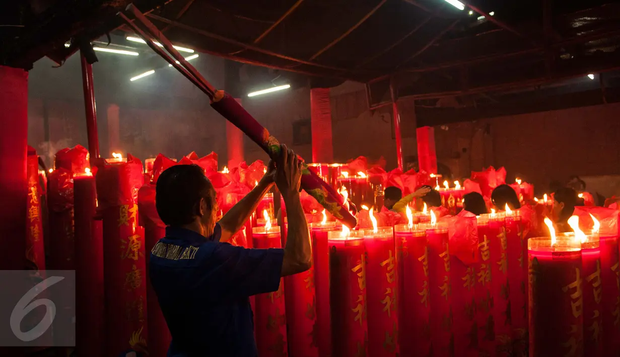 Warga membakar hio saat sembayangan Imlek di Vihara Dharma Bhakti, Petak Sembilan Glodok, Jakarta, Jumat (27/1). Warga etnis Tionghoa memadati klenteng melaksanakan sembahyang menyambut Tahun Baru Imlek 2568. (Liputan6.com/Gempur M Surya)