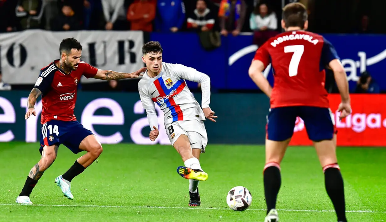 Pemain Barcelona Pedri mencetak gol ke gawang Osasuna pada pertandingan sepak bola Liga Spanyol di Stadion El Sadar, Pamplona, Spanyol, 8 November 2022. Barcelona menang 2-1. (AP Photo/Alvaro Barrientos)