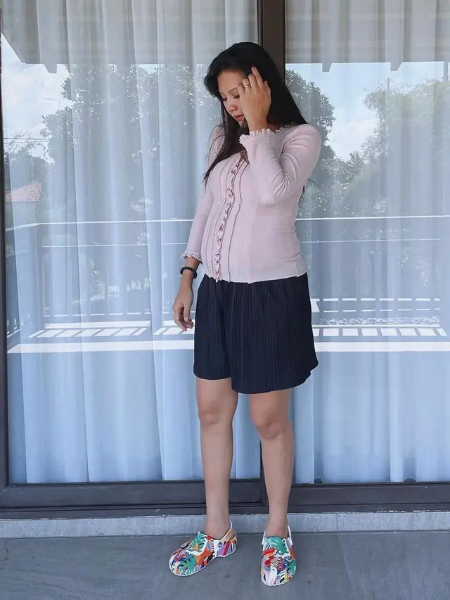 6 Gaya Sederhana Indah Permatasari Pamer Baby Bump di Usia Kehamilan 6 Bulan, Bumil Makin Glowing