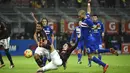 Duel di depan gawang Sampdoria dalam laga Serie A di Stadion San Siro, Minggu (29/11/2015) dini hari WIB. AC Milan menang 4-1 atas Sampdoria. (AFP/Olivier Morin)