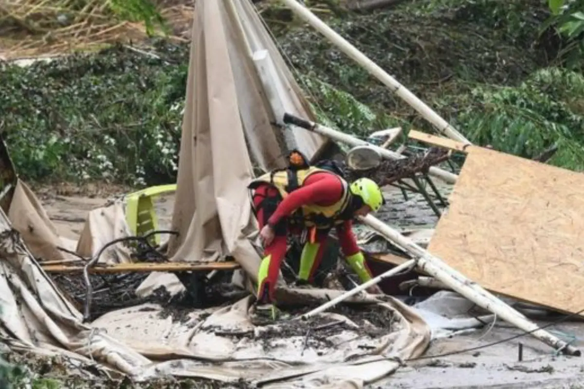 Banjir Prancis melanda kamp musim panas di Saint-Julien-de-Peyrolas. (AFP)