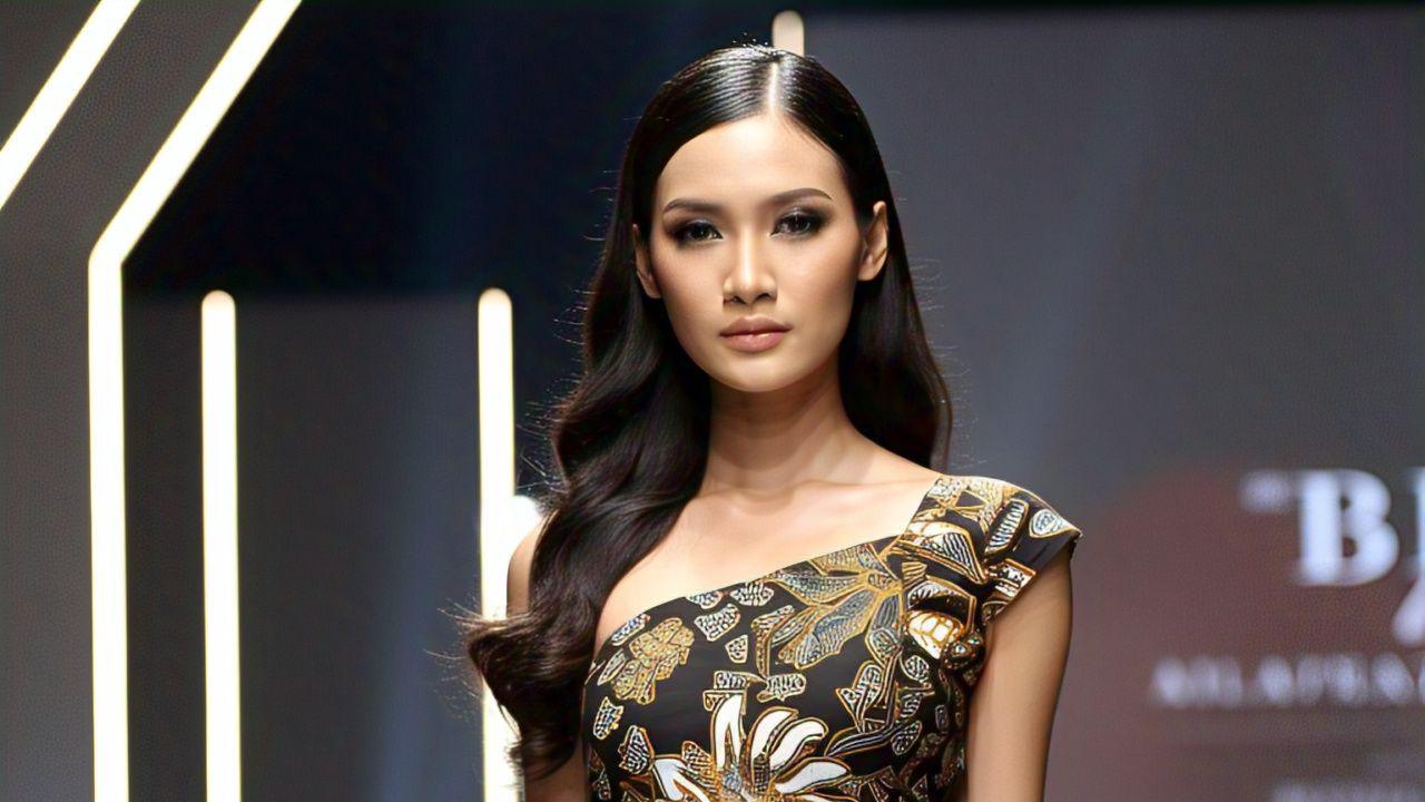 Gambar Model Atasan Batik Wanita Elegan