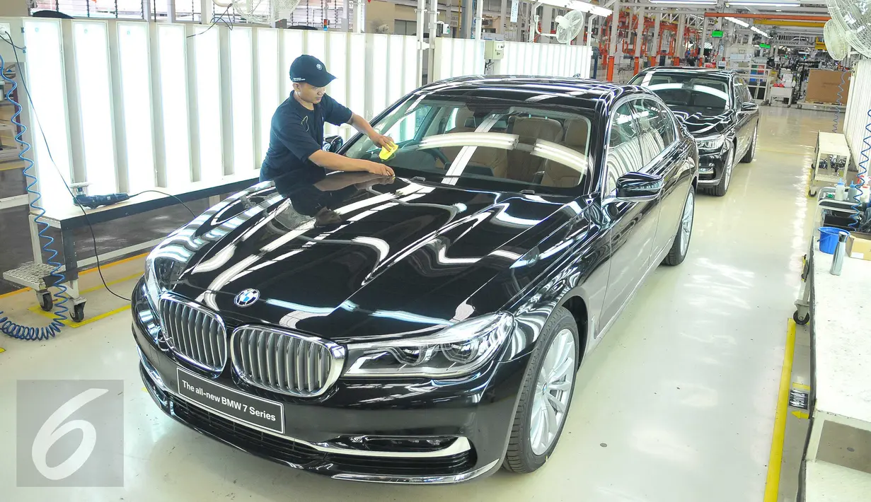 BMW Group Indonesia merakit all new BMW 730Li di Indonesia, tepatnya di pabrik Gaya Motor, Sunter, Jakarta, Rabu (30/11). Pabrik ini mampu merakit 6 unit BMW Seri 7 per hari. (Liputan6.com/Angga Yuniar)