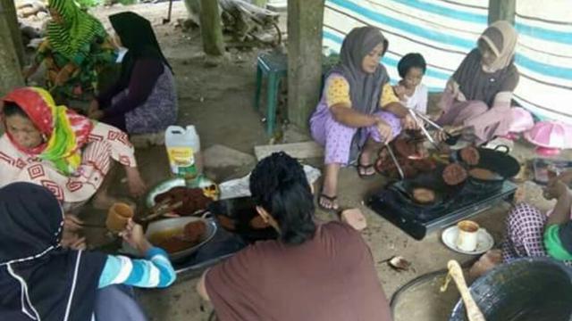 Emak-emak suku Kajang sedang gotong-royong membuat dumpi eja (Liputan6.com/ Eka Hakim)