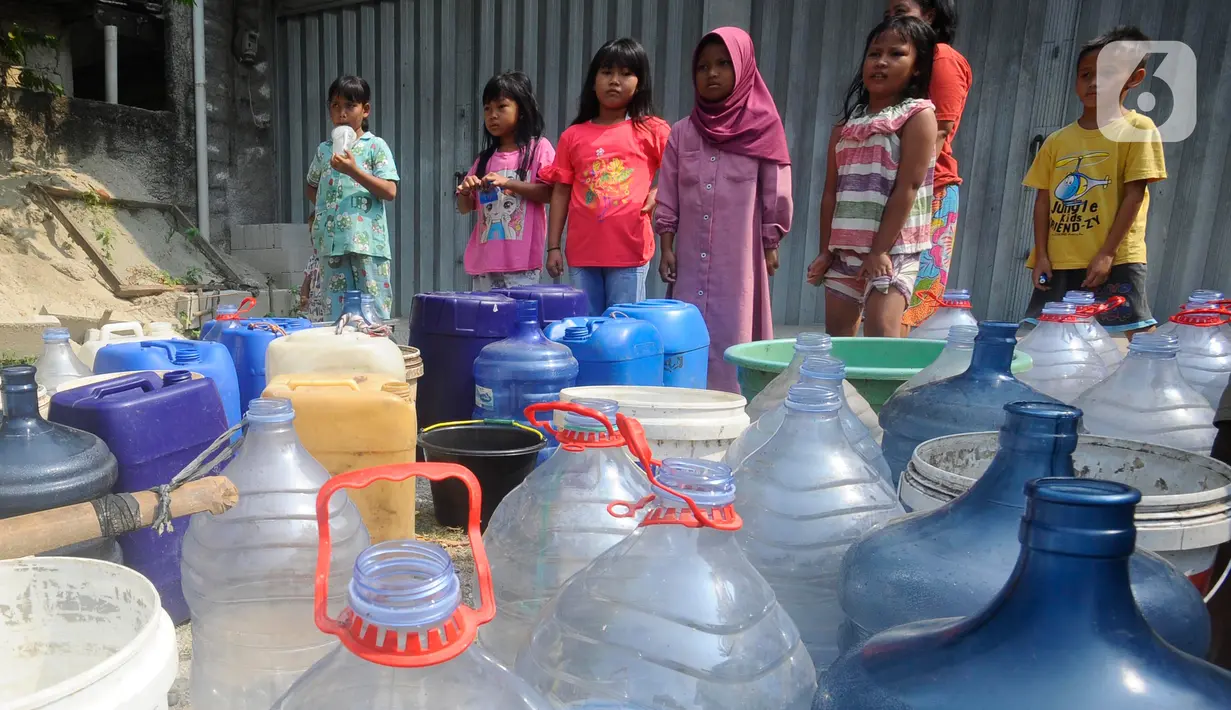 Dari galon, jeriken hingga drum mereka bawa dan gunakan untuk menampung air bersih bantuan. (merdeka.com/Arie Basuki)