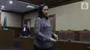 Terdakwa perantara suap mantan anggota DPR Bowo Sidik Pangarso, M Indung Andriani usai menjalani sidang pembacaan putusan di Pengadilan Tipikor, Jakarta, Rabu (13/11/2019). Sebelumnya, M Indung Andriani dituntut 4 tahun penjara dan denda Rp 200 juta. (Liputan6.com/Helmi Fithriansyah)