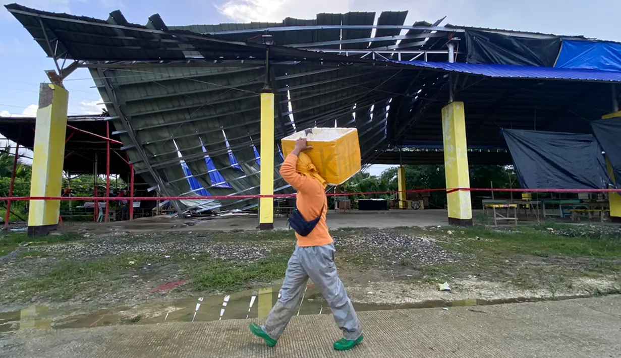 Kantor pengurangan bencana setempat melaporkan bahwa seorang wanita dari Kota Tagum di Provinsi Davao del Norte tewas ketika tembok rumahnya runtuh. Suami dan anaknya terluka. (AP Photo/Ivy Marie Mangadlao)