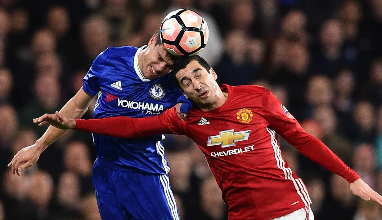 Bek Chelsea, Cesar Azpilicueta, duel udara dengan gelandang Manchester United, Henrikh Mkhitaryan. Mendominasi laga, The Blues memiliki 14 kali kesempatan membobol gawang Setan Merah. (AFP/Glyn Kirk)