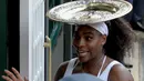 Serena Williams bercanda dengan trofi Wimbledonnya. (EPA/ANDY RAIN)