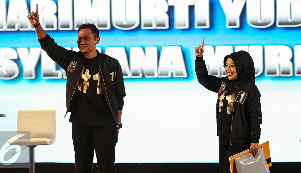 Cagub DKI Jakarta nomor 1 Agus Harimurti Yudhoyono-Sylviana menyapa pendukungnya saat debat kedua Cagub DKI-Jakarta, Jumat (27/1). (Liputan6.com/Faizal Fanani)