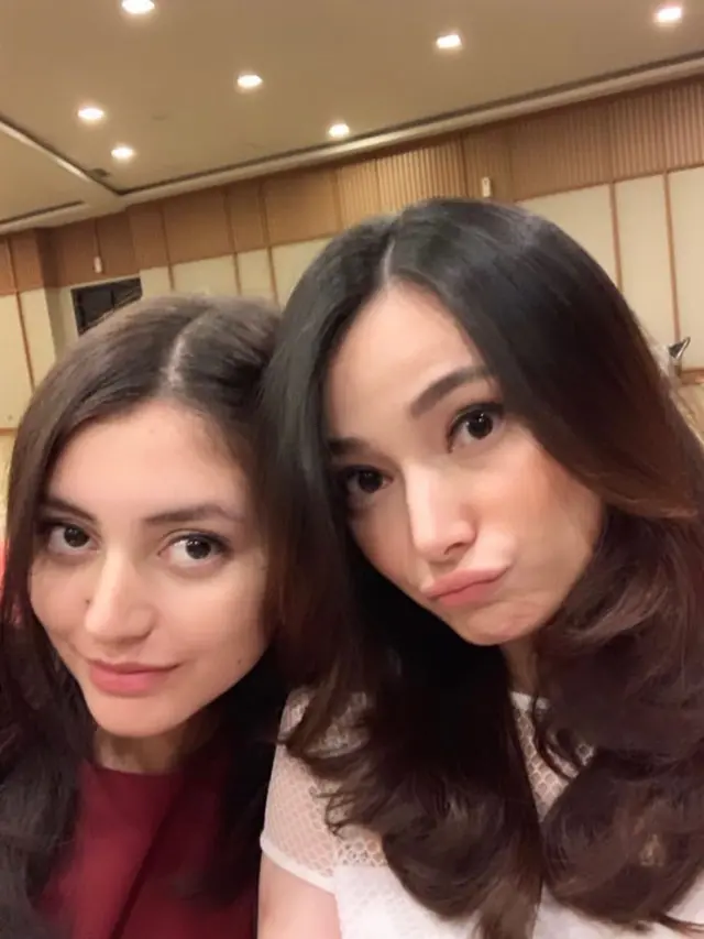 6 Potret Kebersamaan Asmirandah dan Sang Adik, Bak Kembar