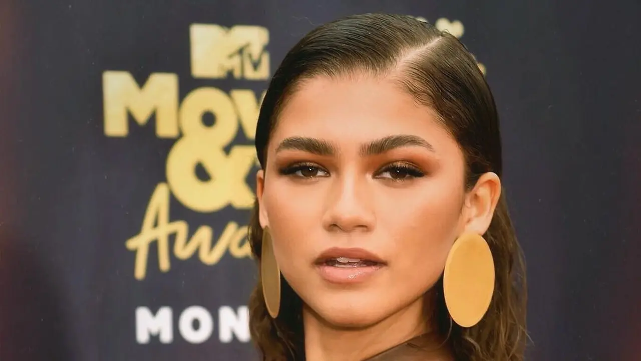 [Bintang] Gaya Seleb 101: Makin Bersinar di Tahun 2018, Intip 5 Dress Terbaik Zendaya di Red Carpet