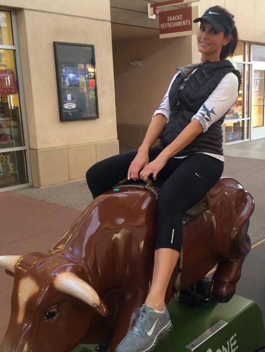 Mantan model majalah Playboy, Karen McDougal berpose dengan menaiki sapi mainan. Gedung Putih telah menegaskan bahwa Presiden AS Donald Trump membantah pernah menjalin hubungan dengan Karen. (Instagram/karenmcdougal)