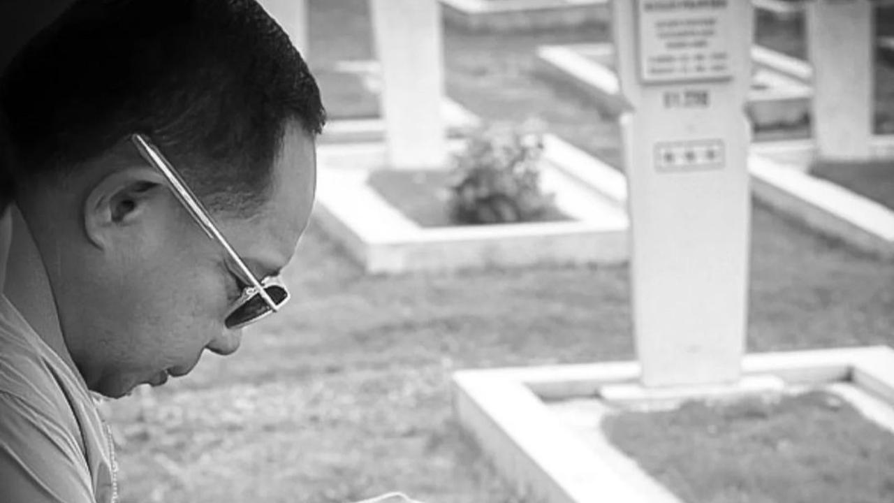 Panglima TNI Khusyuk Doa di Makam Sang Ayah