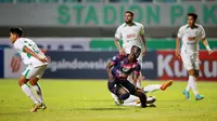 Pemain Rans Nusantara FC, Makan Konate, terjatuh saat berusaha melewati pemain PSS Sleman pada laga BRI Liga 1 di Stadion Pakansari, Bogor, Jumat (29/7/2022). (Bola.com/M Iqbal Ichsan)