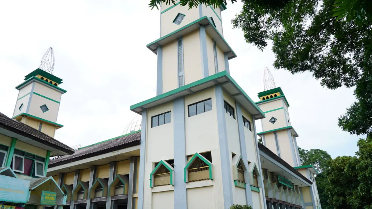 Setelah ditutup tahun lalu akibat tingginya kasus Covid-19, Masjid Agung Garut, Jawa Barat siap menyambut kedatangan bulan suci Ramadan 1443 H tahun ini. Seluruh jamaah wajib mematuhi protokol kesehatan (Prokes).