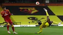 Striker Watford, Danny Welbeck, melepaskan tendangan ke arah gawang Norwich City pada laga lanjutan ke-34 di Stadion Vicarage Road, Rabu (8/7/2020) dini hari WIB. Watford menang 2-1 atas Norwich City. (AFP/Matt Dunham/pool)