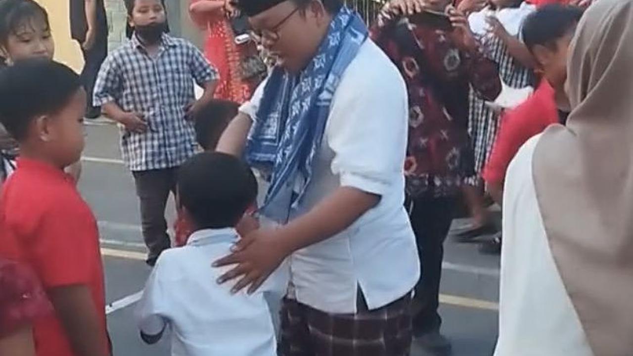 Beberapa anak kecil yang datang ke gereja untuk beribadah pun mendekati pak ustaz dan menyalaminya satu persatu.
