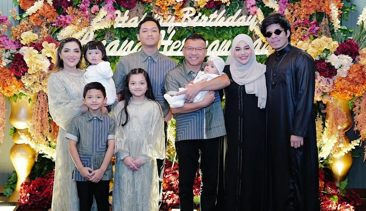 Pasangan ibu dan anak itu tampil elegan dengan busana santun yang kontras di acara ulang tahun Anang [@attahalilintar]