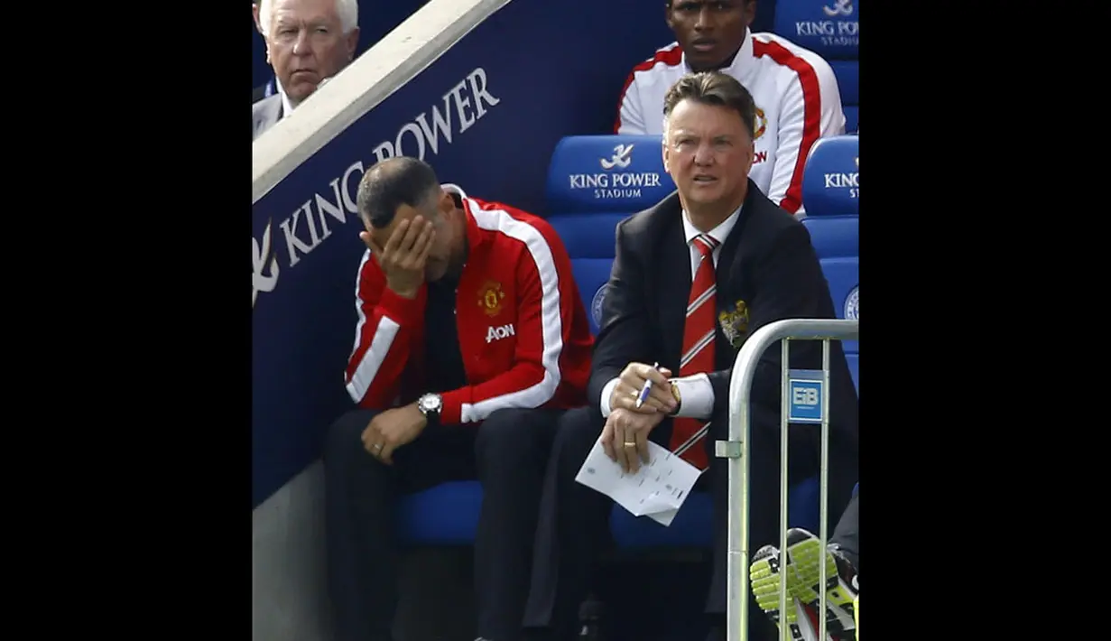 Ekspresi pelatih Manchester United, Louis Van Gaal (kanan) dan Ryan Giggs, saat laga melawan Leicester City di lanjutan Liga Primer Inggris di Stadion King Power, (21/9/2014). (REUTERS/Darren Staples)
