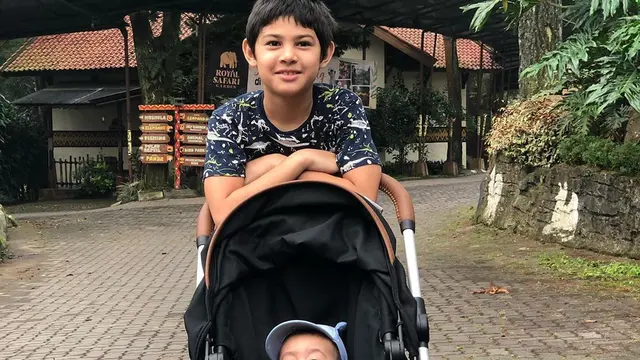 6 Potret Arsen Momong Anak Rifky Balweel dan Biby Alraen, Bak Adik Kandung