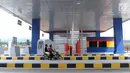 Warga menggunakan motor melintasi gerbang tol Cigombong I, Kab Bogor, Jabar, usai diresmikan, Sabtu (1/12). Tol Ciawi-Sukabumi memiliki total panjang 54 Km dibagi menjadi empat seksi, antara lain Seksi I Ciawi-Cigombong. (Liputan6.com/Helmi Fithriansyah)