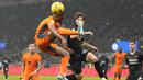 Pemain Inter Milan, Denzel Dumfries, berusaha mengontrol bola saat melawan Salernitana dalam duel pekan ke-24 Serie A di Stadion Giuseppe Meazza, Sabtu (17/2/2024). (AP Photo/Luca Bruno)